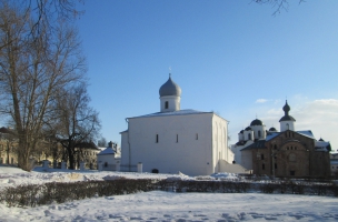 Церковь Успения на Торгу на фоне иных церквей Торга и Дворища.