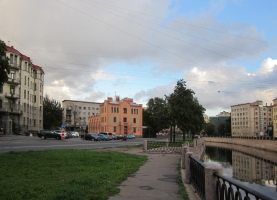 Вид на здание с набережной р. Карповки