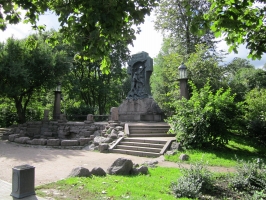 Вид на памятник от Каменнноостровского проспекта