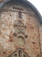 Элементы декора (южный фасад). Большой крест в круге, укрепленный на ступенчатом основании, символизирует распятия Христа на Голгофе.