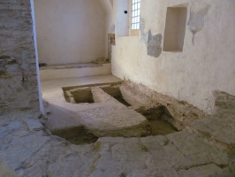 Места, подготовленные для захоронения братьев - основателей церкви. Оба, однако, были похоронены в Софийском соборе.