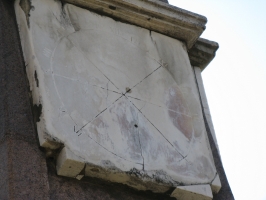 Верстовой столб. Старые солнечные часы.