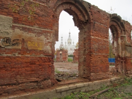 Вид на собор из-за развалин манежа Образцового кавалерийского полка (здание разрушено в войну)