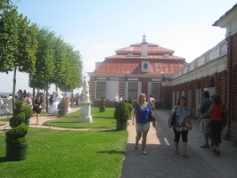 Вид терассы вдоль фасада дворца