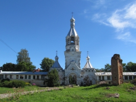 Десятинный монастырь. На переднем плане - руины собора Рождества Богородицы.