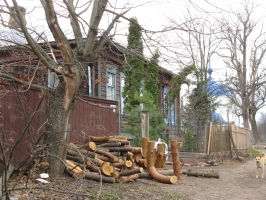 ул. Нагорная Крестьянка, 5. В глубине, за оврагом - церковь Сретения Господня с приделом Александра Невского. 1785 год