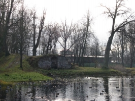 Орловский парк. Грот и пруд. Пруд сугубо искуственный, но сделан в романтических традициях в диком стиле.