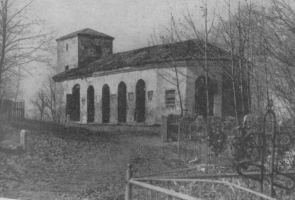 Бывшая домовая церковь Петра I в Ропше - Фото начала 1970-х (из этого путеводителя Ю. А. Дужников По Ижорской возвышенности. Путеводитель для туристов. Серия "Маршруты выходного дня". Л., "Лениздат", 1972:)