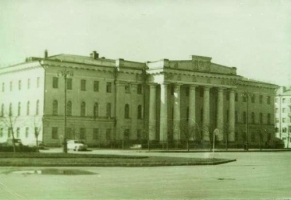 Здание бывшего дворянского собрания в нынешнем виде, после послевоенной реконструкции (фото 60-х годов - с сайта Новгородского университета).