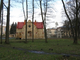 Романтическая караулка с пешеходной аркой со стороны Петергофского шоссе. К трехсотлетию Петербурга при ней был воссоздан цветник, но сейчас там опять пустая земля.