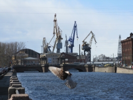 Старо-Калинкин мост и площадь Репина (Калинкина площадь) - Старо-Калинкин мост на фоне мощных кранов петровских Адмиралтейских верфей, ровесниц нашего города.