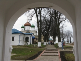 Феодоровский женский монастырь в Переславле-Залесском - Святые ворота. Вид из-под арки на территорию монастыря.