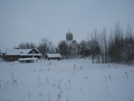 Храм Николы на Липне - вид на остров, церковь и деревню Липно  с заснеженной реки