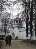 Святые ворота с надвратной церковью