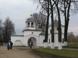Святые ворота со стороны монастыря
