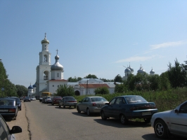 Колокольня Юрьева монастыря - Вид колокольни со стороны старинной новгородской дороги к монастырю (Юрьевского шоссе)