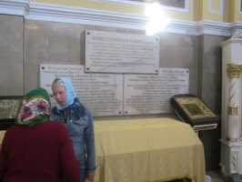 Любань - Могила П. П. Мельникова внутри храма Свв. Петра и Павла.