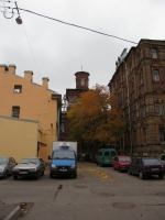В глубине - церковь, справа - дом епархиального братства - фрагмент фасада со стороны Боровой
