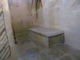 Диаконник. Каменный саркофаг с останками князя Афанасия Даниловича, принявшего перед смертью постиг в Нередицком монастыре (умер в 1322 году).