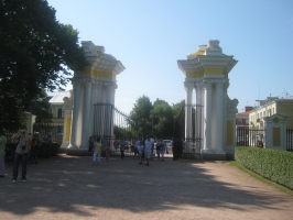 Главные ворота Верхнего Сада со стороны Санкт-Петербургского проспекта