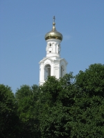 Вид колокольни на фоне окрестной зелени